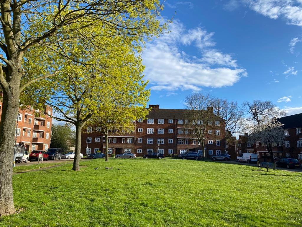 Ozan'S Flat Double Bedroom-1, Sharing Kitchen And Bath London Exterior photo